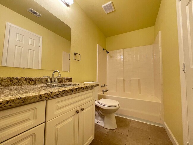 Building Photo - 3 bedroom Duplex by the Lake