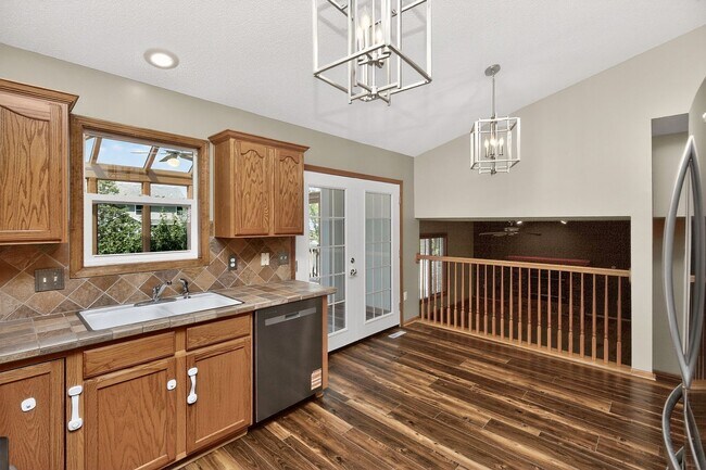 Building Photo - BEAUTIFUL 4-SEASONS ROOM!! 4 Bedroom, 3 Bathroom Home in Waukee!