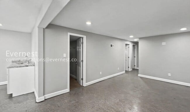 Building Photo - 4 Bed/3 Bath Home with In-Unit Laundry / Available Now!