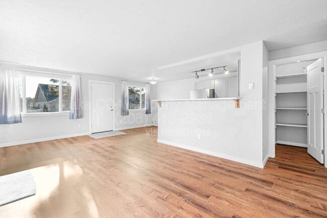 Building Photo - 1419 E Stiner Ave