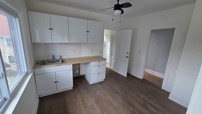 Building Photo - Bright & Airy 2-Bedroom Upper Unit