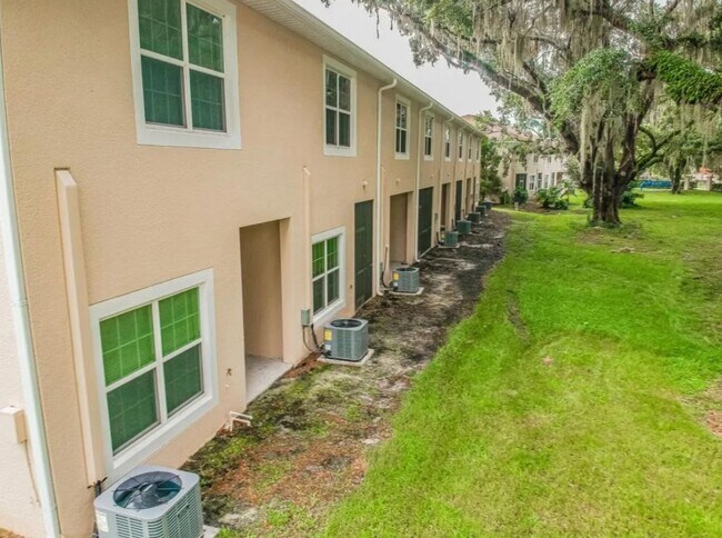 Building Photo - 1122 Hillhurst Dr