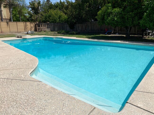 Building Photo - 4802 W Kaweah Ave