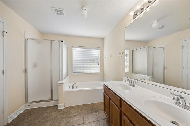 Building Photo - 10108 Hidden Creek Falls Ln