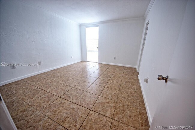 Building Photo - 6900 N Kendall Dr