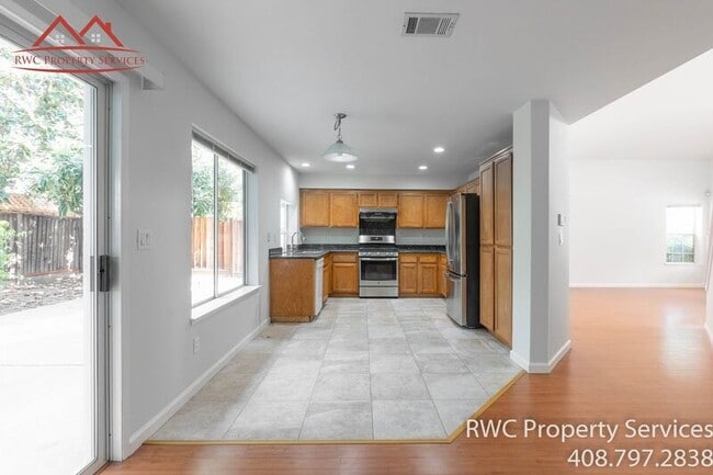 Building Photo - 1459 Chavez Way