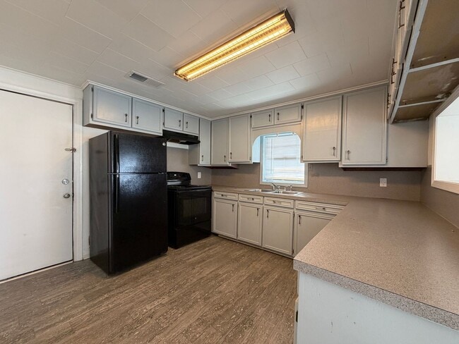 Building Photo - Spacious yard-3/2 available now!