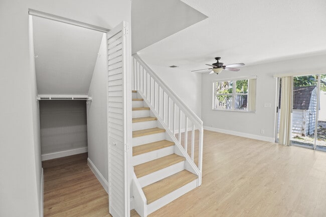 Building Photo - 4722 Lakeside Cir