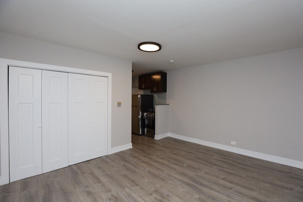 Building Photo - 814 W Cornelia Ave