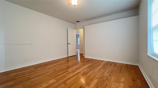 Building Photo - 1520 NE 108th St