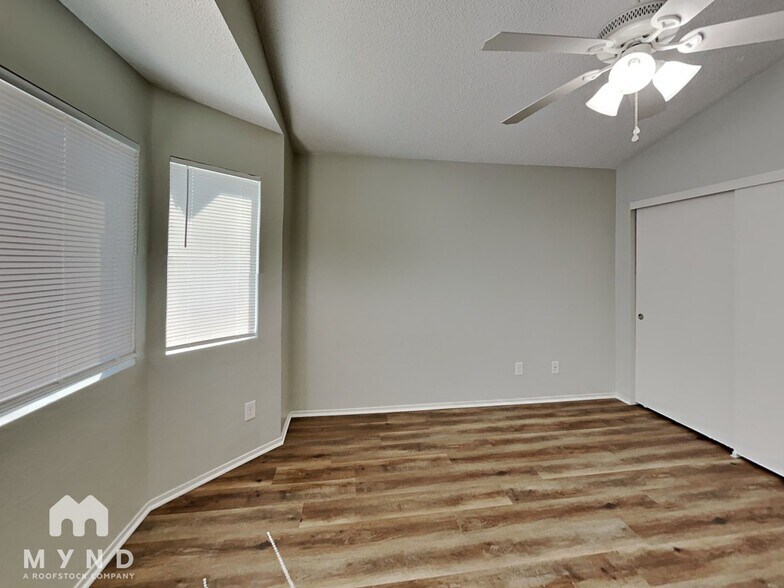 Building Photo - 1328 Sun Point Dr