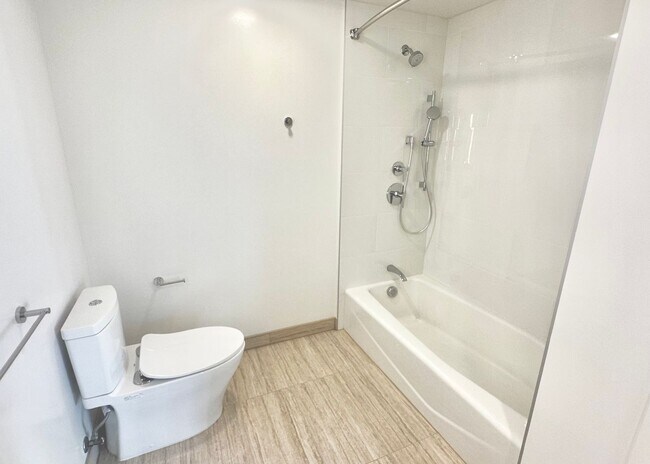 Building Photo - RARELY AVAIL 1 BED/1 BATH/1 PRKG OCEAN VIE...