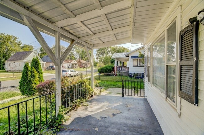 Building Photo - 759 E Lawrence St