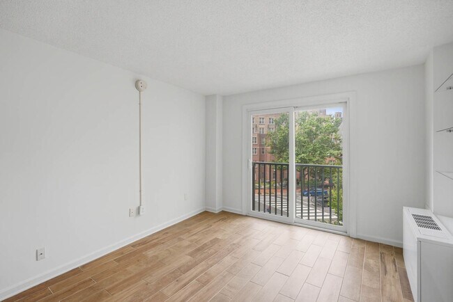 Building Photo - 1239 Vermont Ave NW
