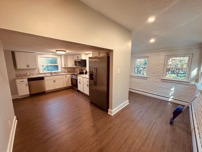 Building Photo - Newly Remodeled Home