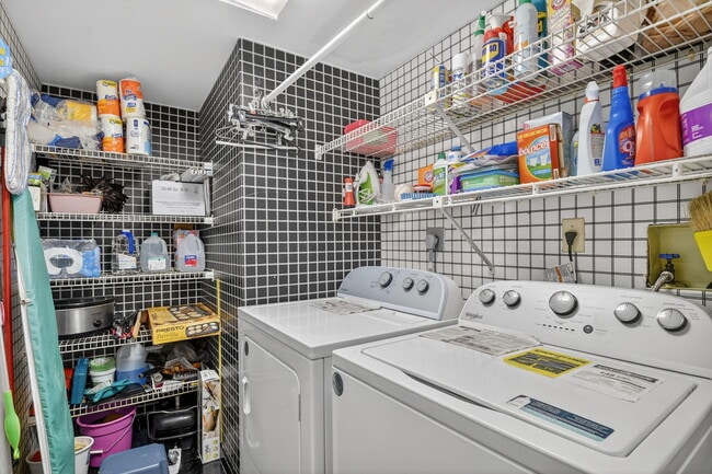 Building Photo - 8200 Lakeshore Dr