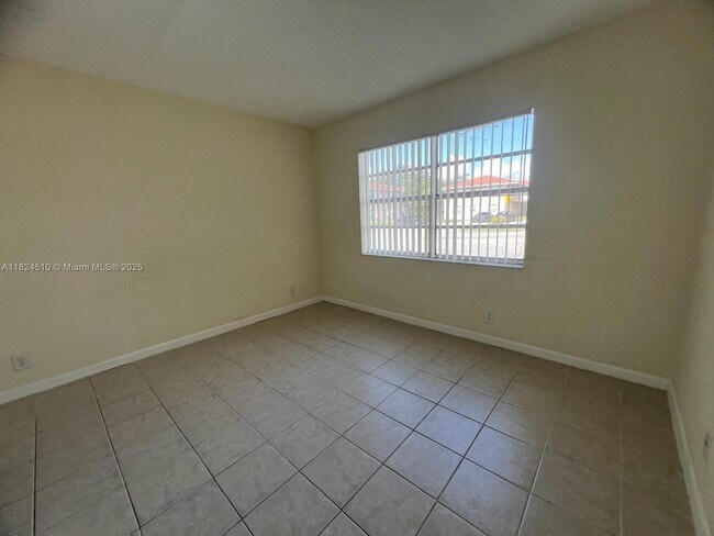 Building Photo - 1025 Twin Lakes Dr