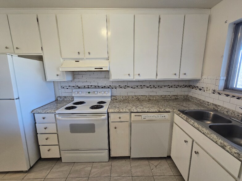 Building Photo - 47 Newport Cir