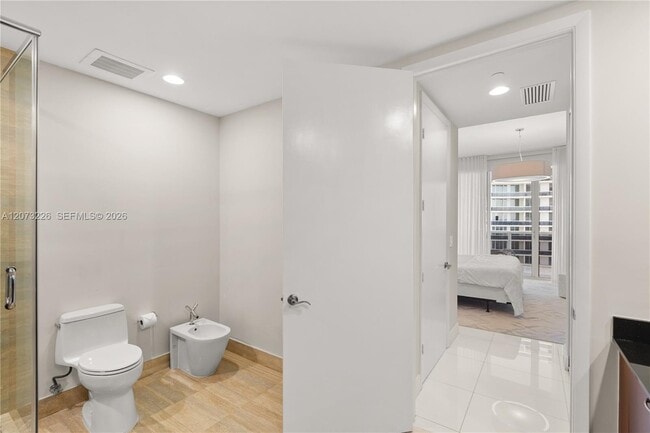 Building Photo - 15811 Collins Ave