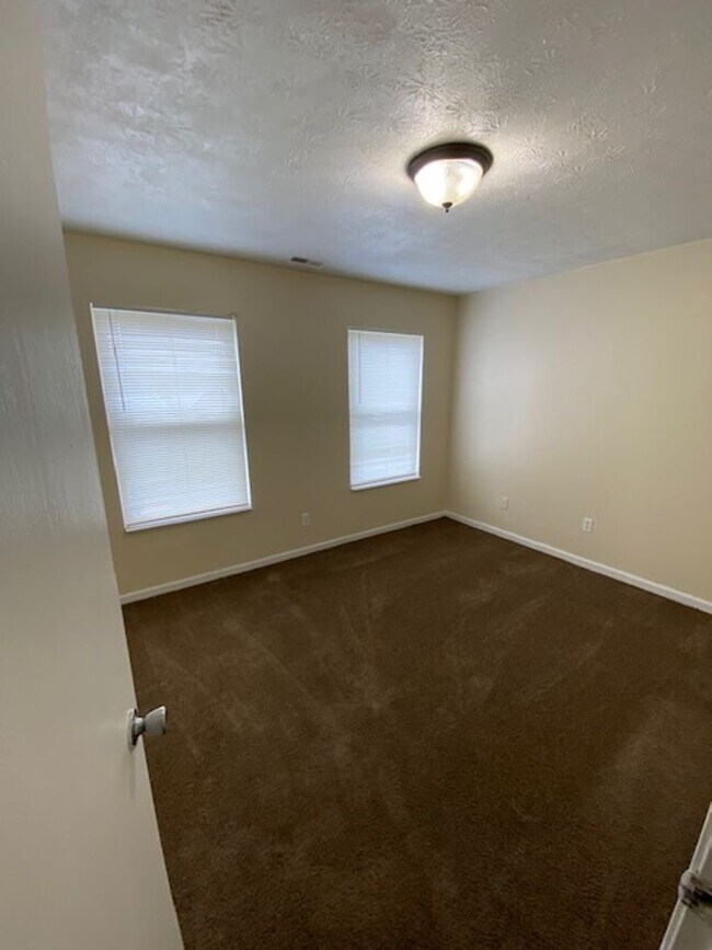 Building Photo - 3 Bedroom with 1 - !/2 Baths