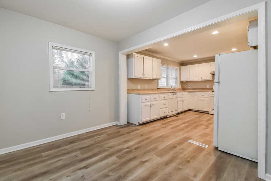 Building Photo - 5578 Owens Dr