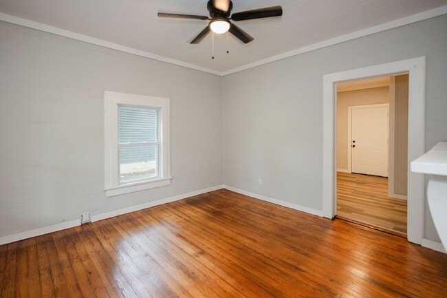 Building Photo - Move-in special: 50% off 1st month's rent – Newly Renovated 2 Bedroom Home!