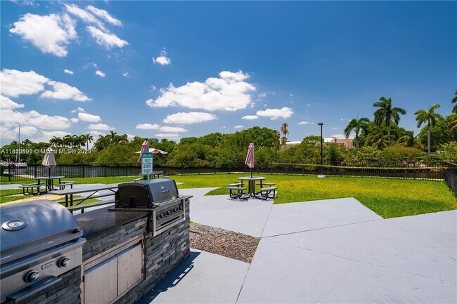Building Photo - 3401 N Country Club Dr