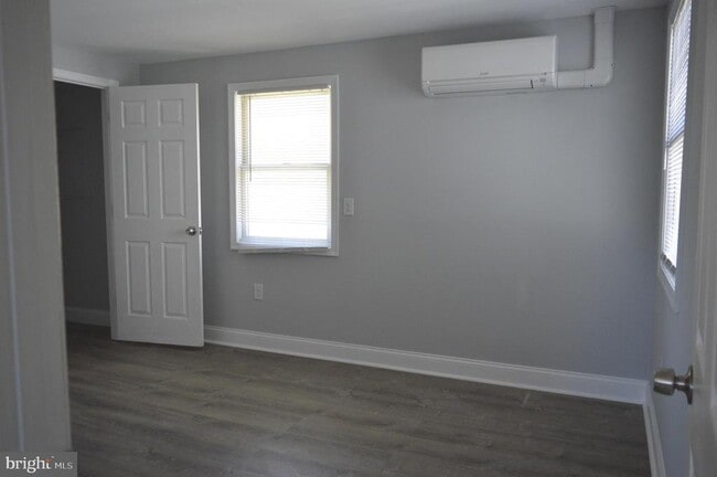 Building Photo - 118 E Maple Ave