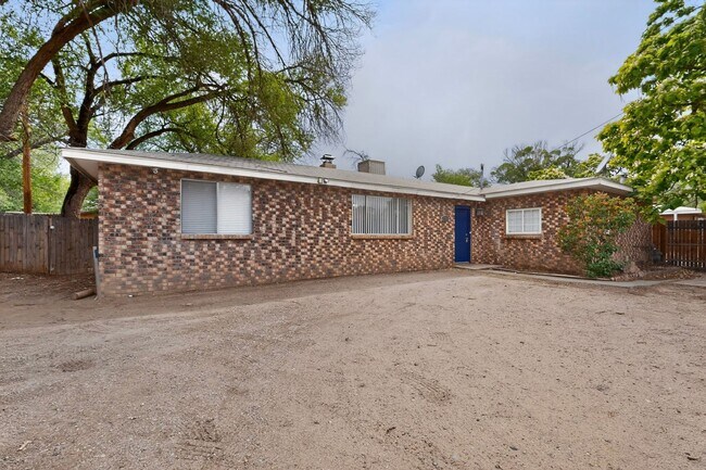 Building Photo - 1846 Henry Cir SW