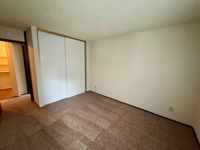 Building Photo - Wonderful lower level 2 bedroom, 1 bath co...
