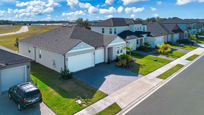 Building Photo - Spacious Like New 4-Bedroom Oasis with 3 F...