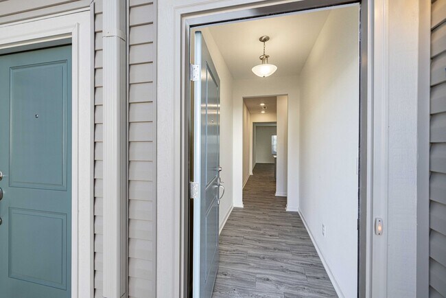 Building Photo - 3 Bed, 2.5 Bath Home with Bonus Loft & Private Owner Suite - Available Late September Move In