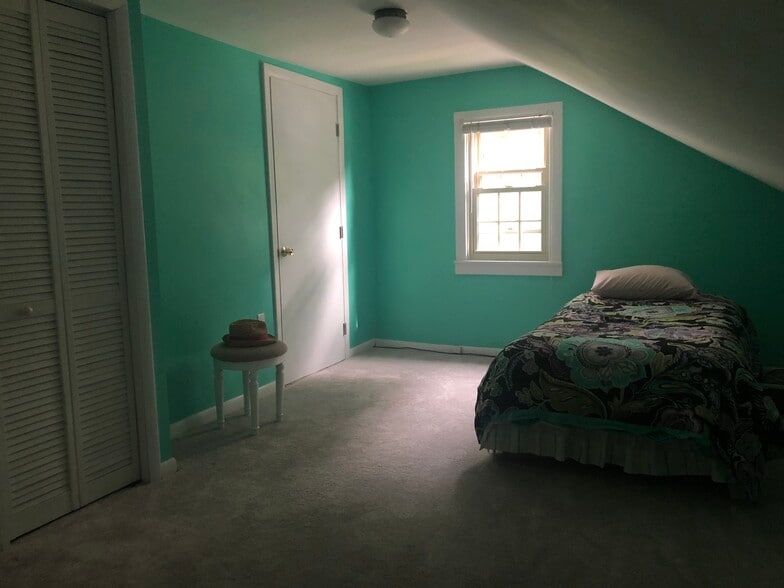 Cheerful second-floor bedroom or office.. - 11 Kellogg St