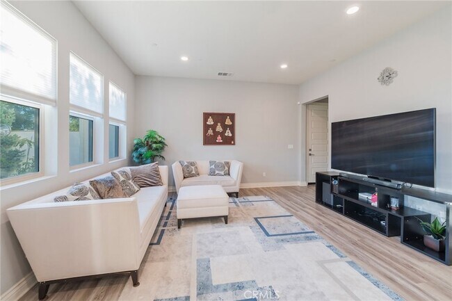 Building Photo - 102 Spectacle