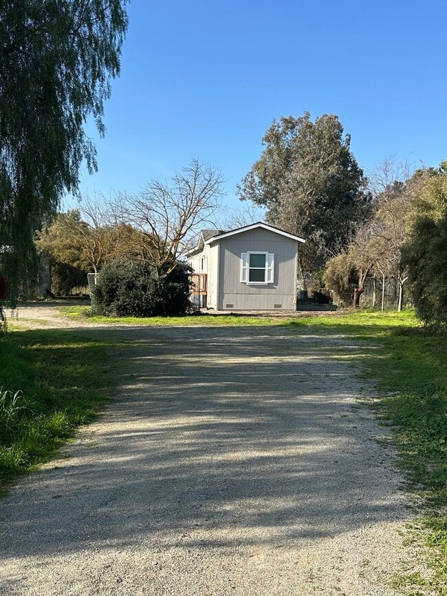 Building Photo - Rare horse property with huge workshop and dog kennels. Ready for move in