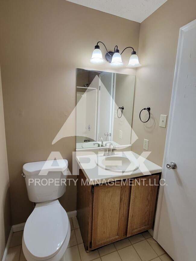 Building Photo - 3 Bed/ 2.5 Ba home w/Hardwood floors, Fire...