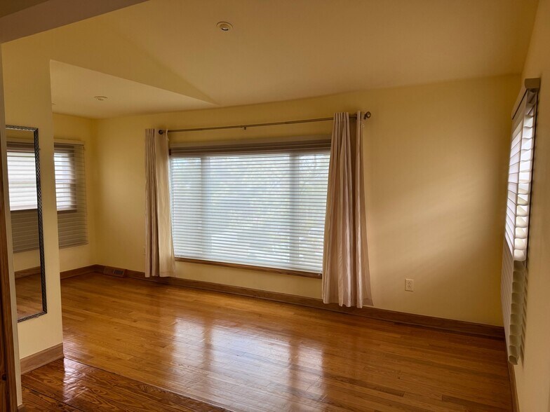 Building Photo - 341 Riverdale Dr