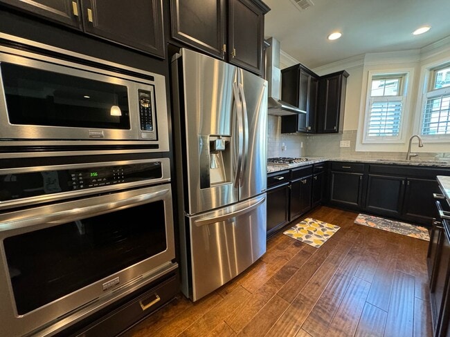 Building Photo - END UNIT 3 Bed | 2.5 Bath Townhouse in Mor...