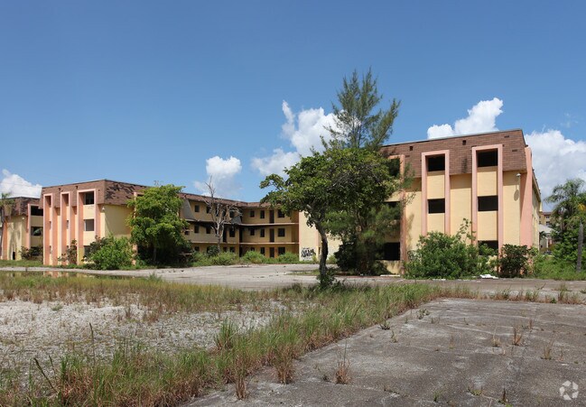 Building Photo - Royal Lake Apartments