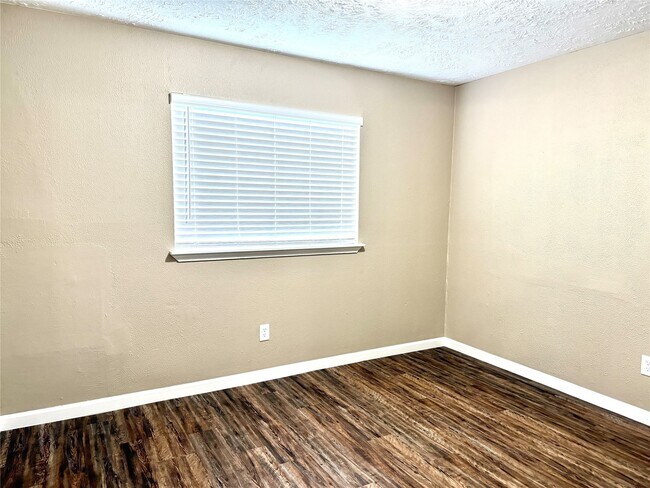 Building Photo - 2435 Summer Spring Dr