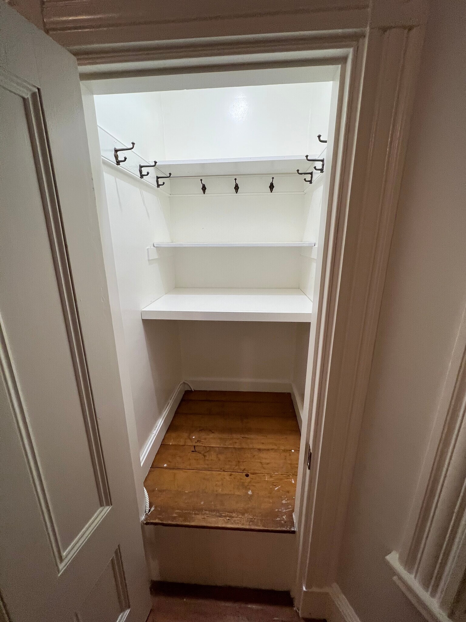 Closets - 9 Waldeck St