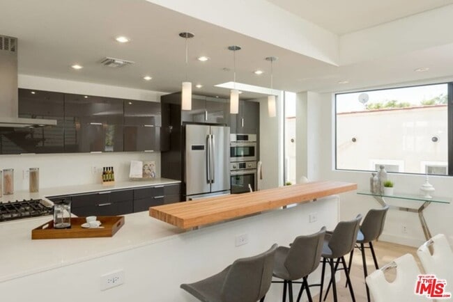 Building Photo - 6685 W Daychar Dr