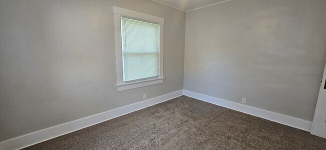 Building Photo - West End Home offering 3 Bedrooms, 1 bath!