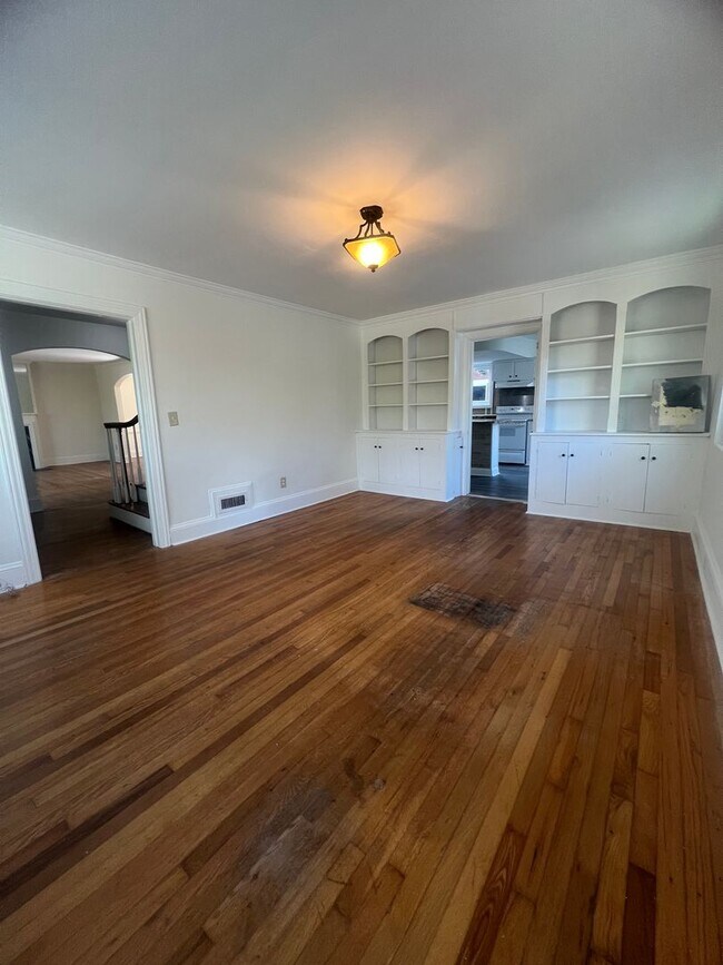 Building Photo - Spacious 4-Bedroom Brick Home with Hardwood Floors and Walk-In Closet