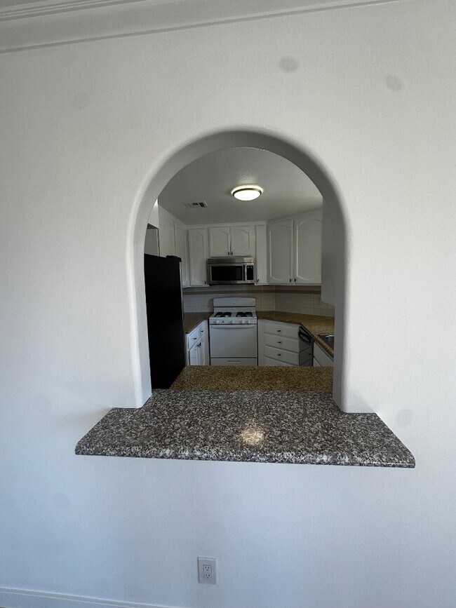 Building Photo - 4003 Sunset Dr