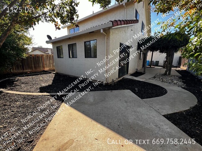 Building Photo - 1125 Del Oro Way