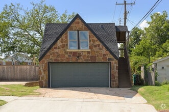 Building Photo - 1509 N Everest Ave