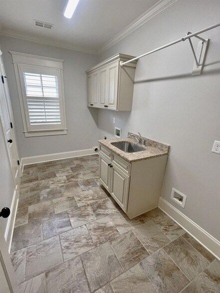 Building Photo - 1820 Enclave Hollow Ln E