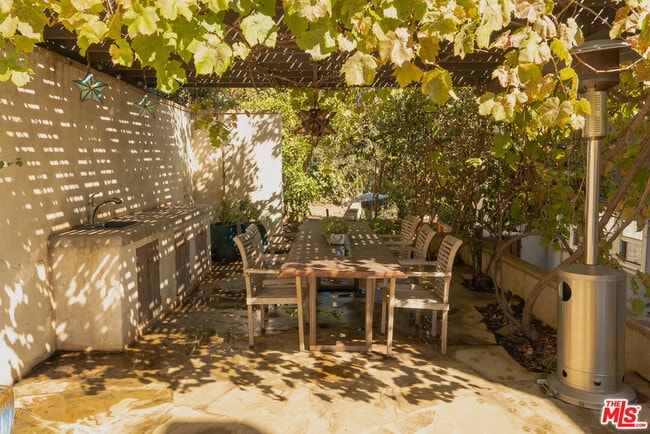 Building Photo - 2829 Beachwood Dr