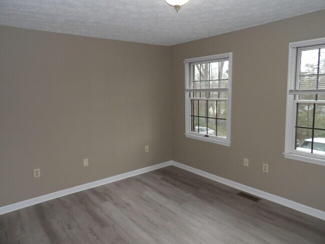 Building Photo - 244 Meadowview Dr